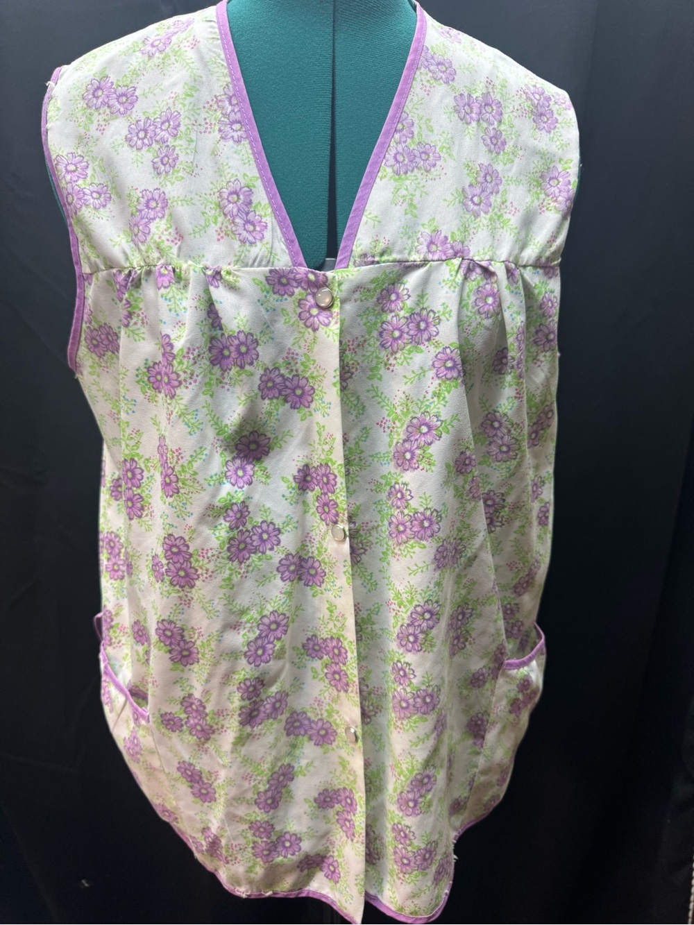 Sleeveless Floral Button-Front Tank Top in Lavender